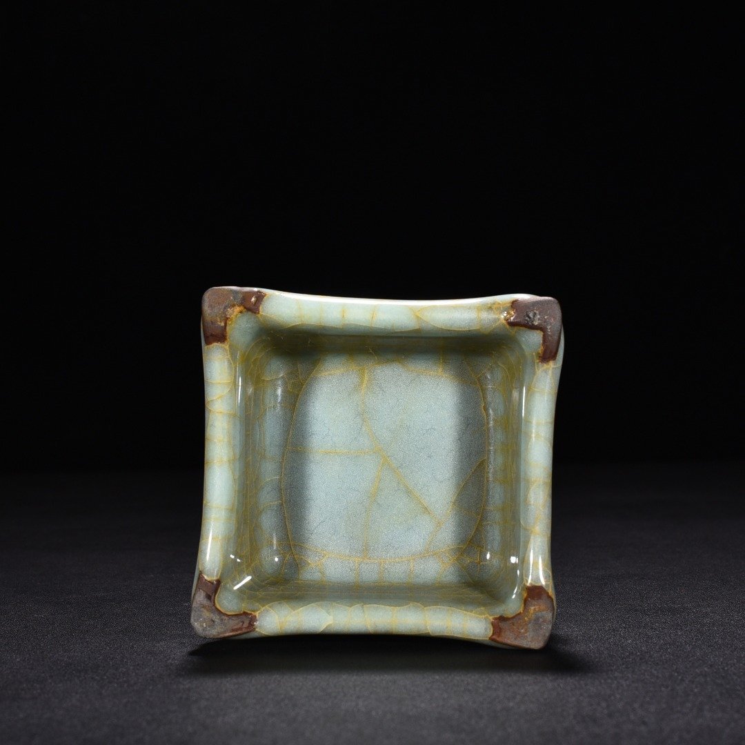 Song Dynasty official kiln celadon pagoda vase