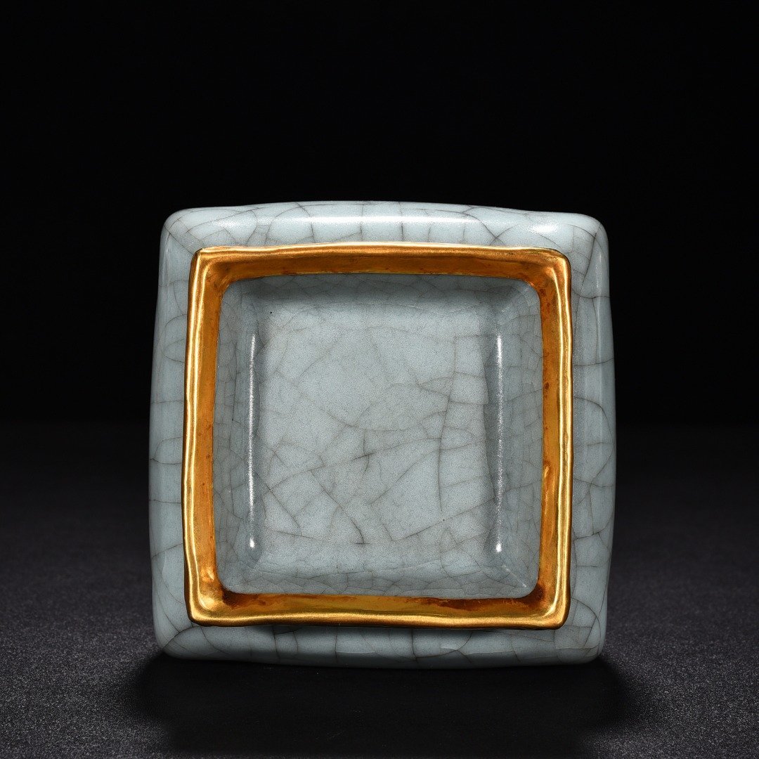 Song Dynasty official kiln celadon square jade ewer and spring vase