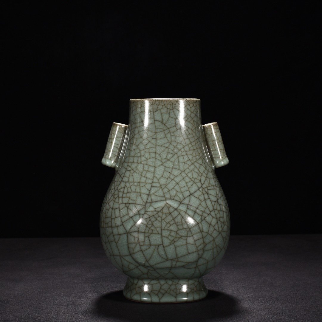 Song Dynasty official kiln celadon apricot round ear vase