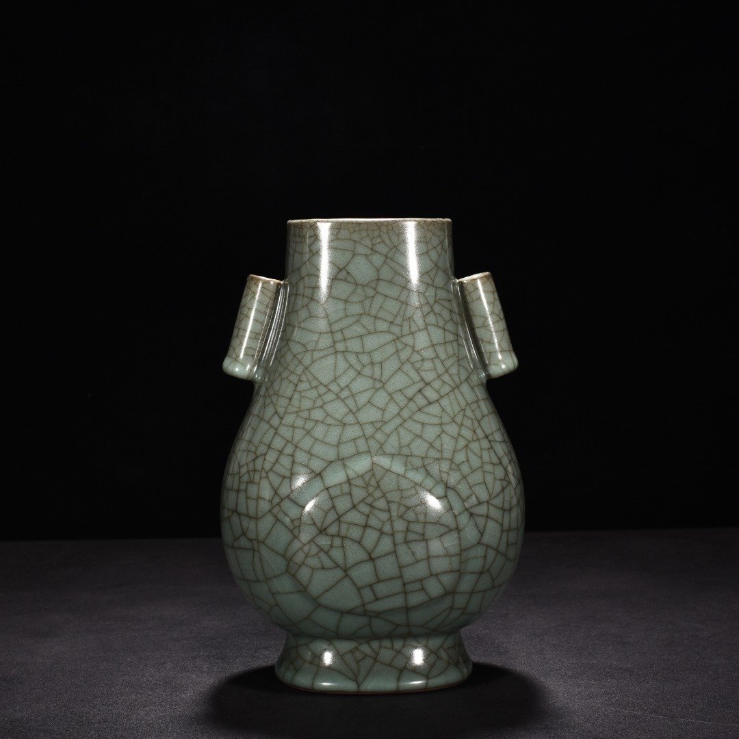 Song Dynasty official kiln celadon apricot round ear vase