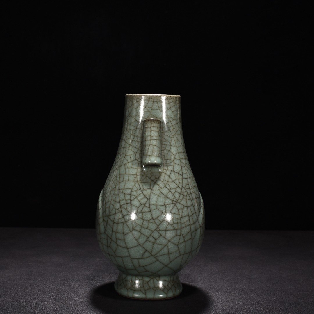 Song Dynasty official kiln celadon apricot round ear vase
