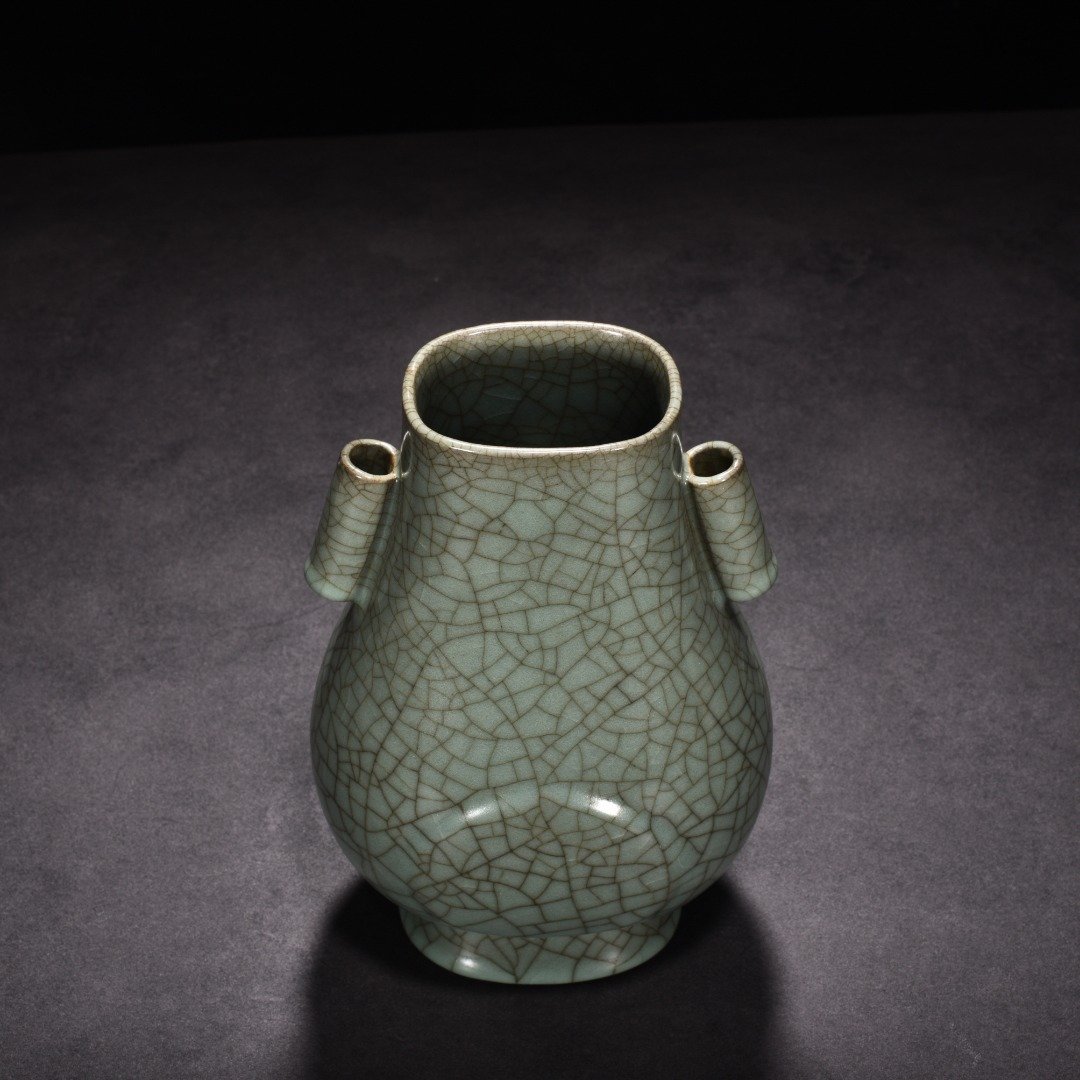 Song Dynasty official kiln celadon apricot round ear vase