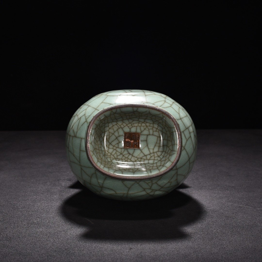 Song Dynasty official kiln celadon apricot round ear vase