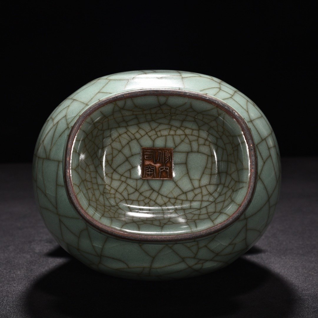 Song Dynasty official kiln celadon apricot round ear vase