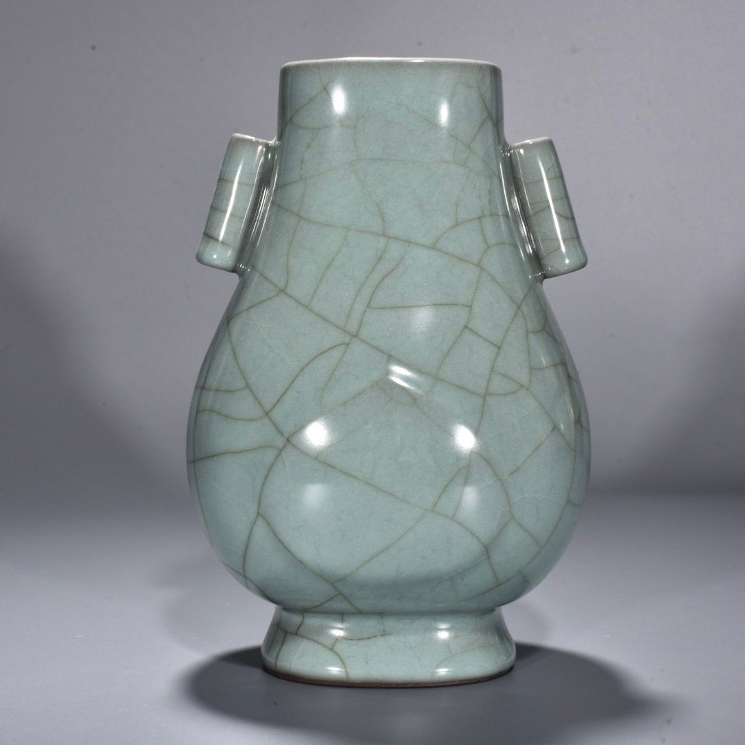 Song Dynasty official kiln celadon apricot round ear vase