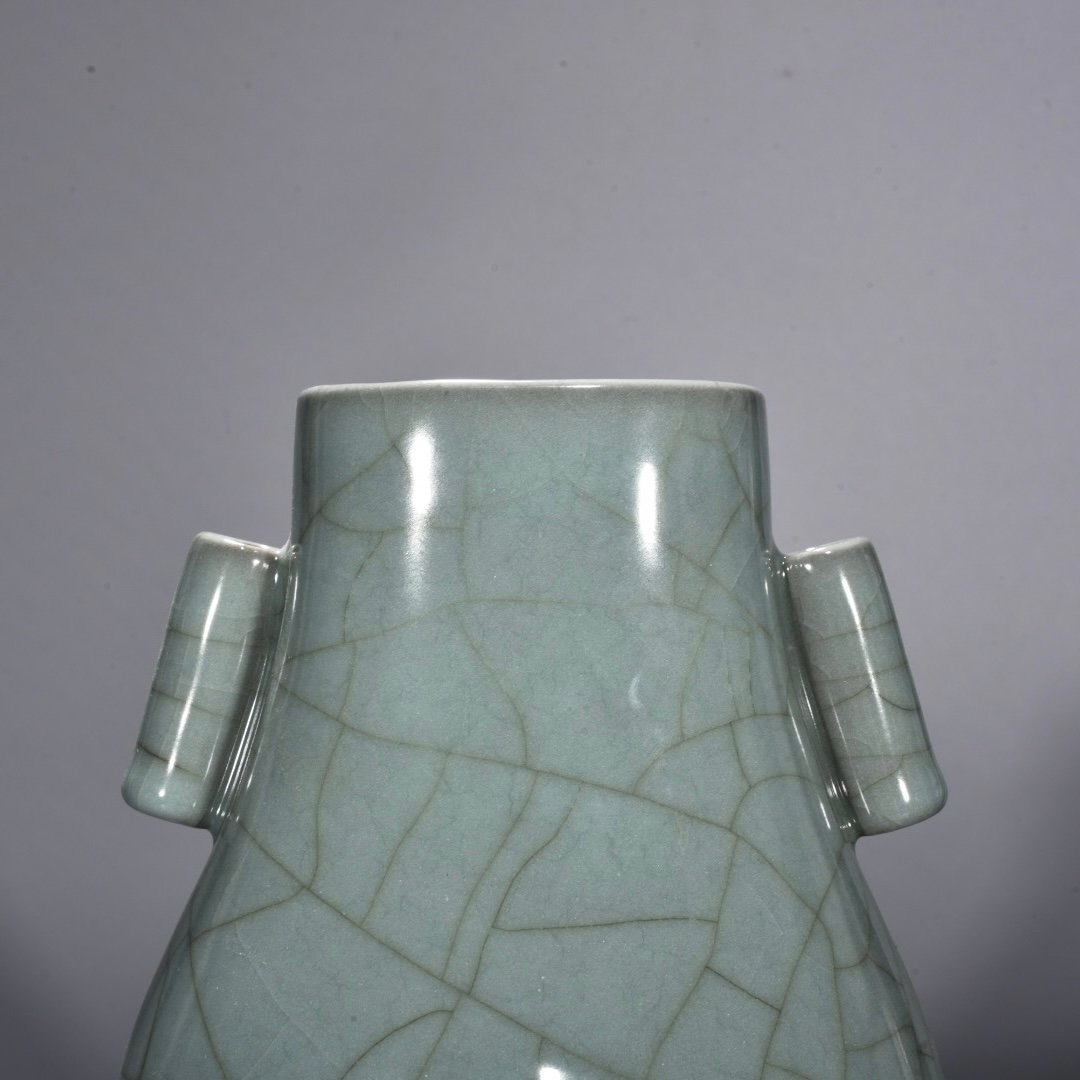 Song Dynasty official kiln celadon apricot round ear vase