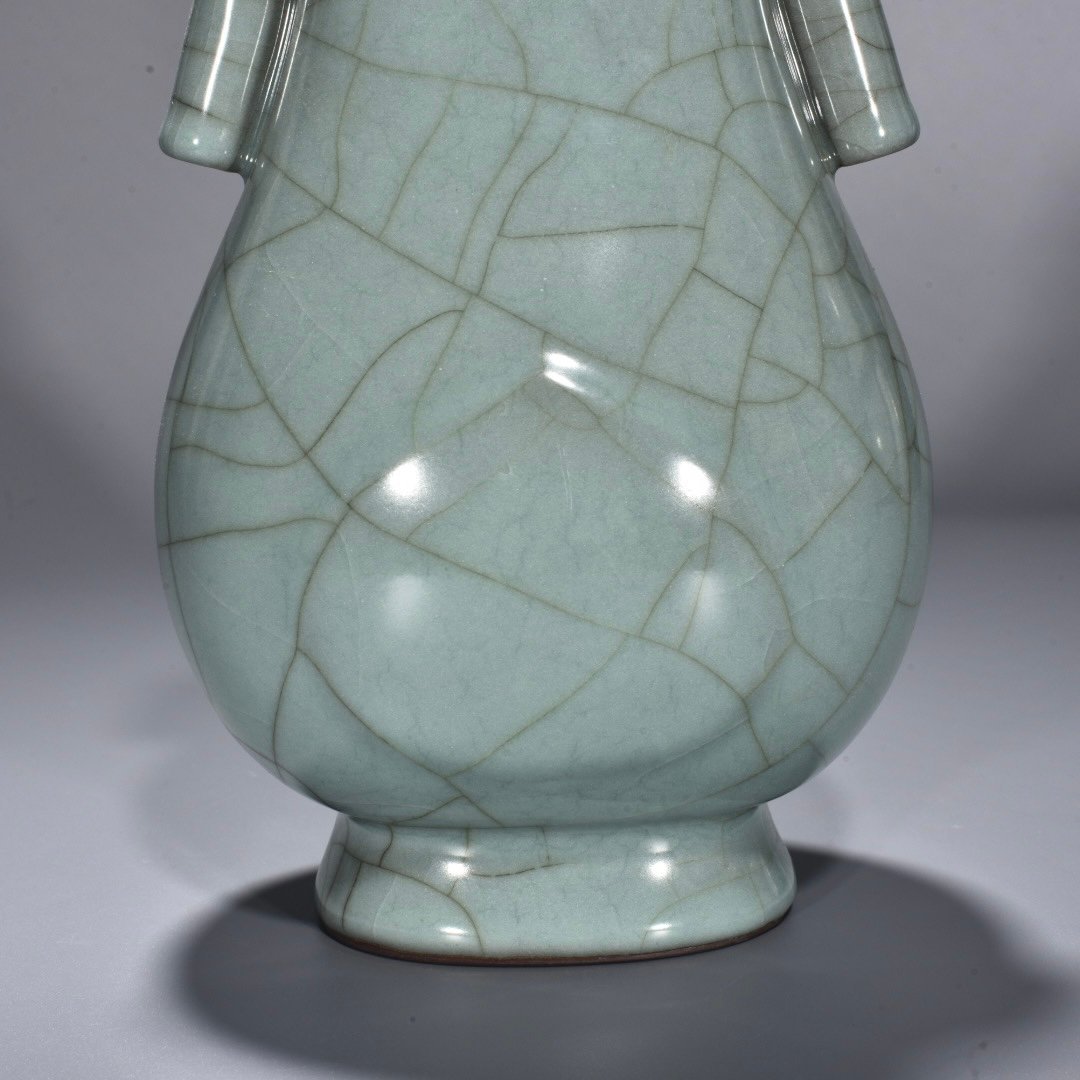 Song Dynasty official kiln celadon apricot round ear vase