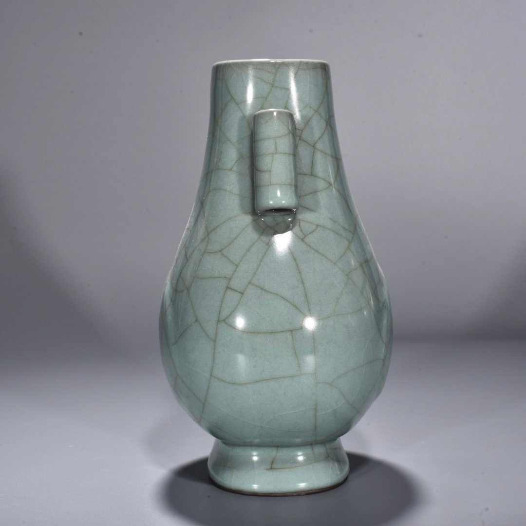 Song Dynasty official kiln celadon apricot round ear vase