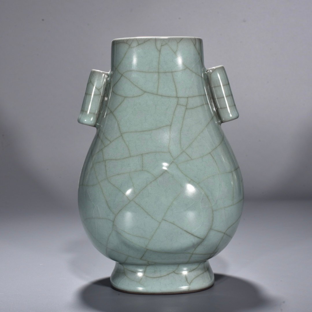 Song Dynasty official kiln celadon apricot round ear vase