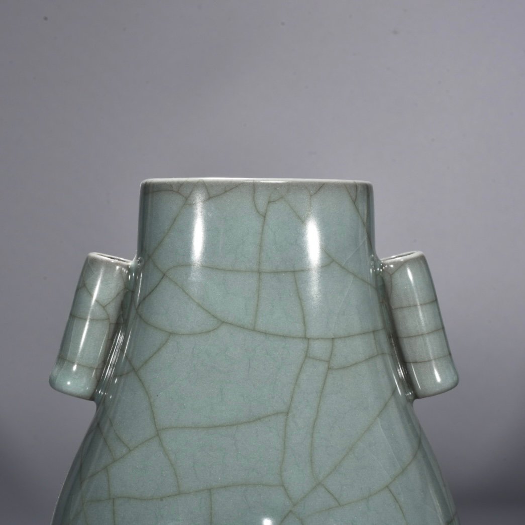 Song Dynasty official kiln celadon apricot round ear vase