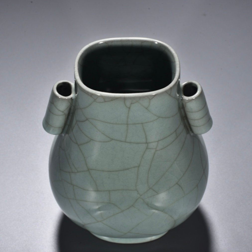 Song Dynasty official kiln celadon apricot round ear vase