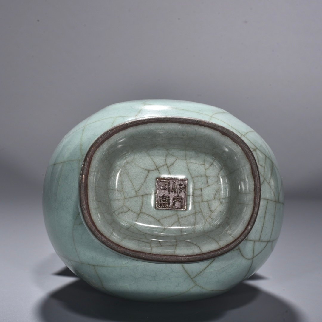 Song Dynasty official kiln celadon apricot round ear vase