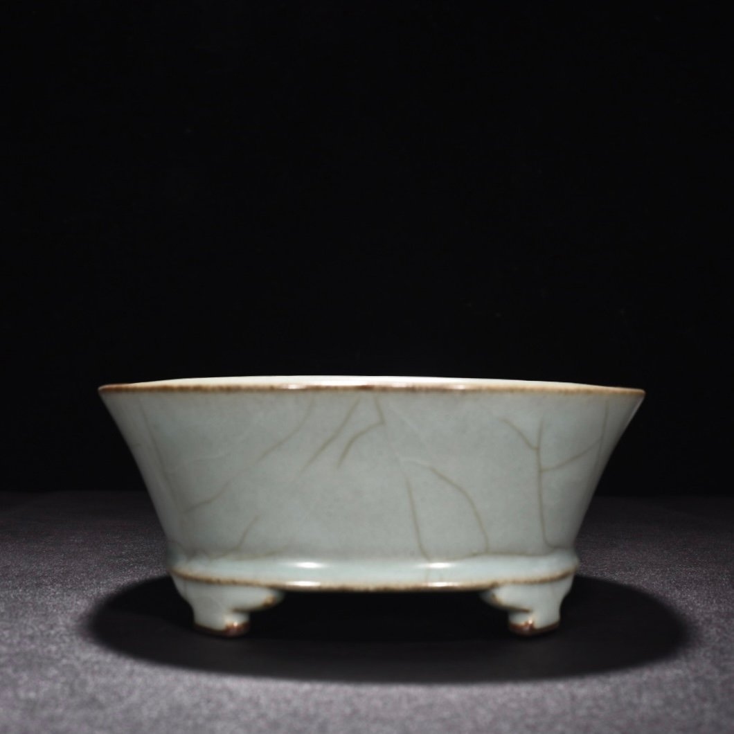 Song Dynasty official kiln celadon narcissus basin