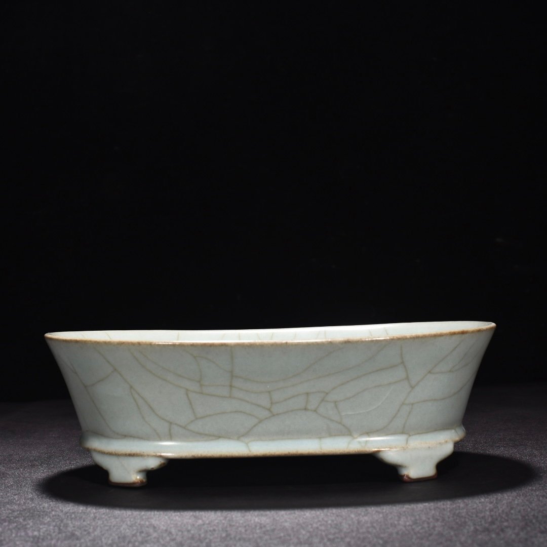 Song Dynasty official kiln celadon narcissus basin