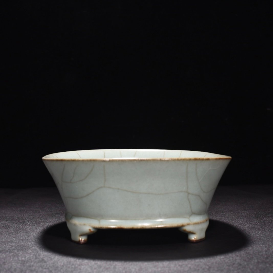 Song Dynasty official kiln celadon narcissus basin