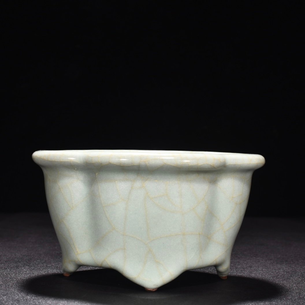 Song Dynasty official kiln celadon crabapple basin