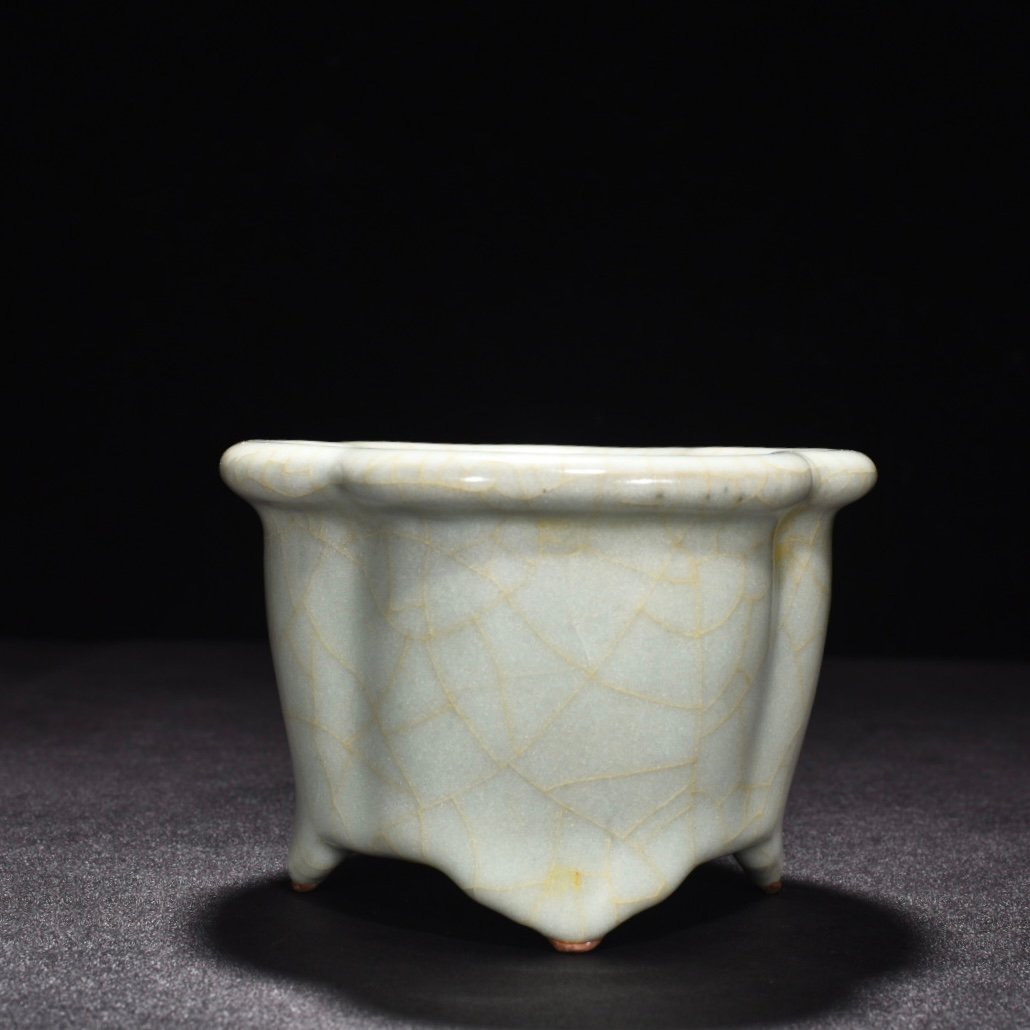 Song Dynasty official kiln celadon crabapple basin