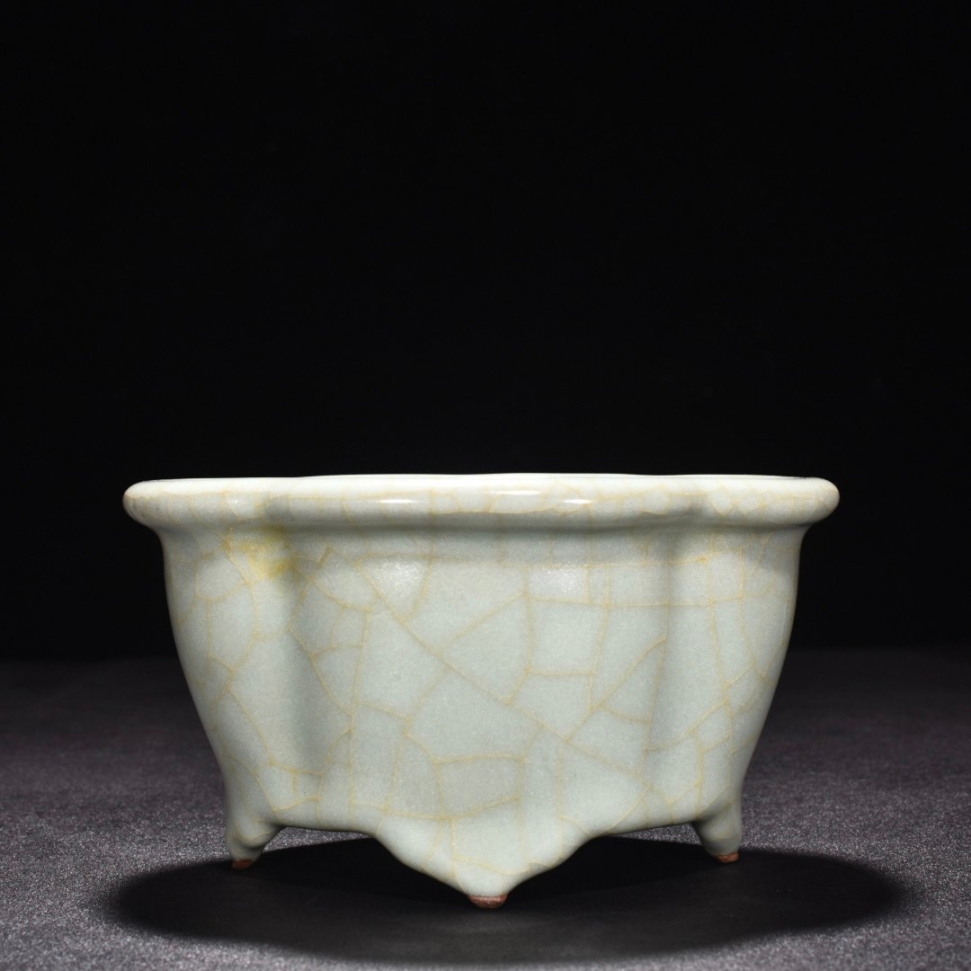 Song Dynasty official kiln celadon crabapple basin