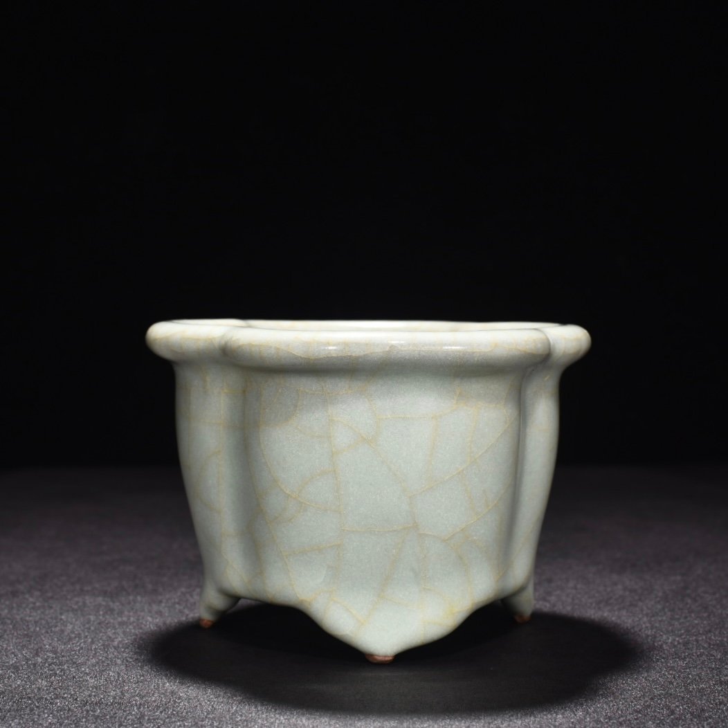 Song Dynasty official kiln celadon crabapple basin