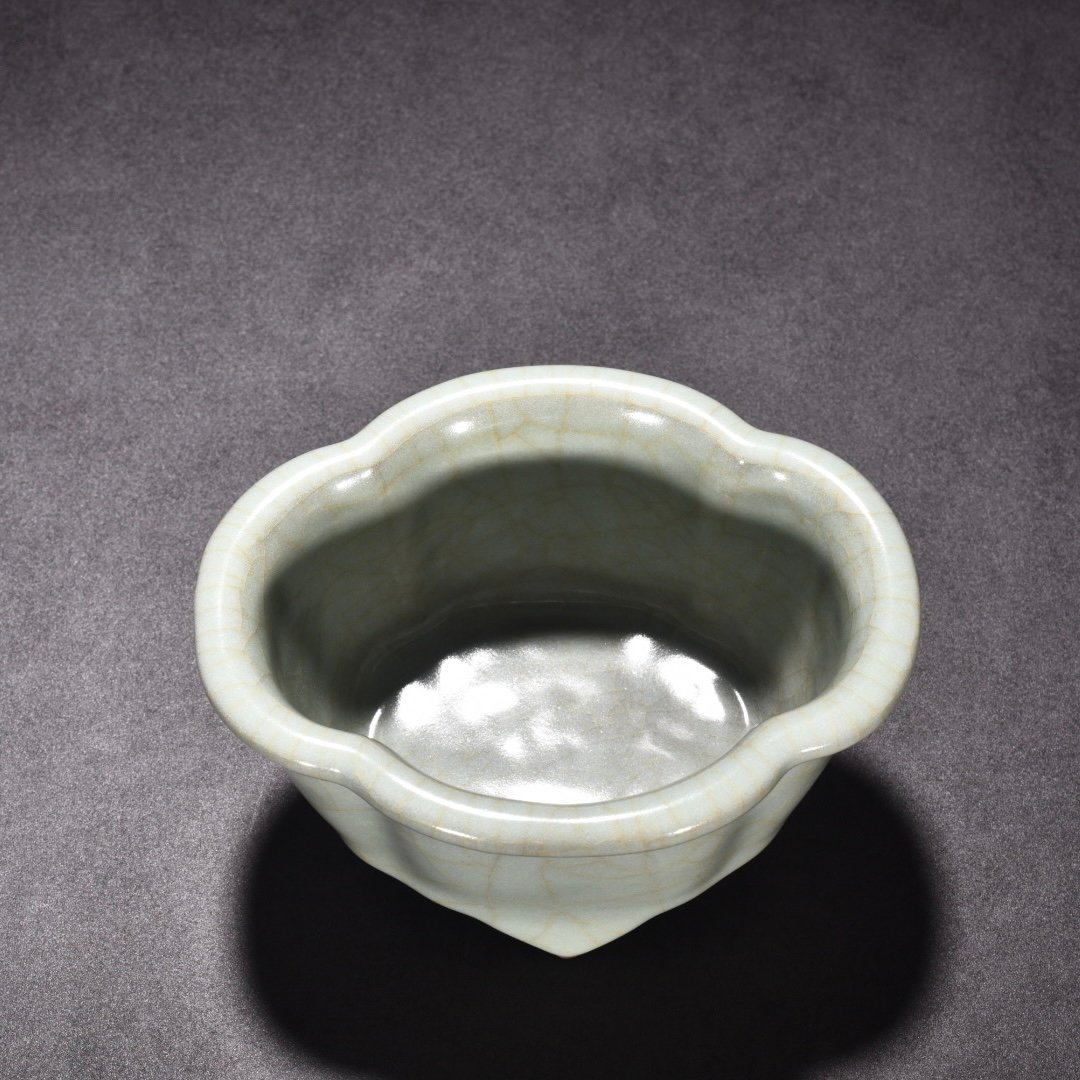 Song Dynasty official kiln celadon crabapple basin