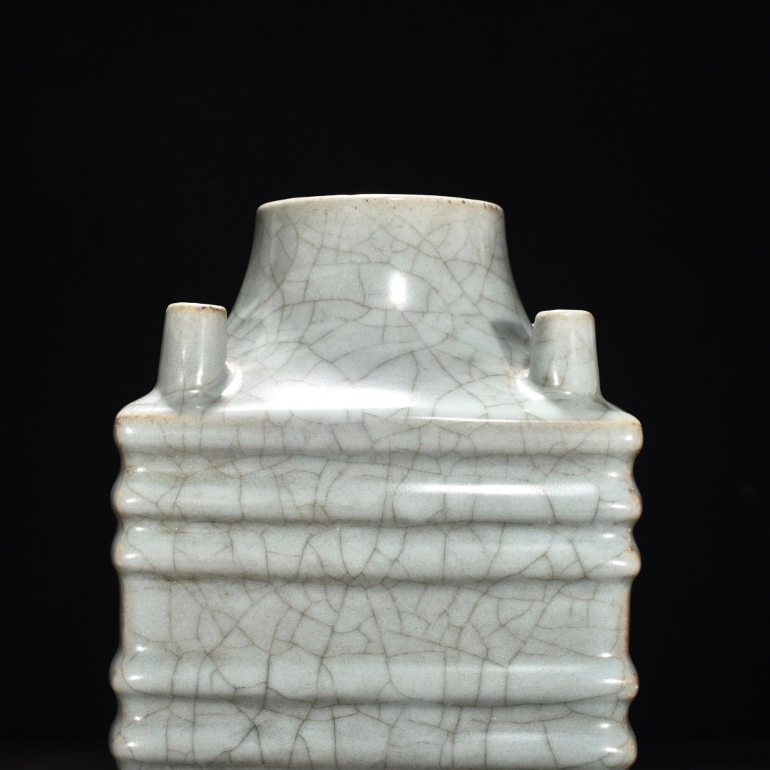 Song Dynasty official kiln celadon dazzling pattern five-pot bottle