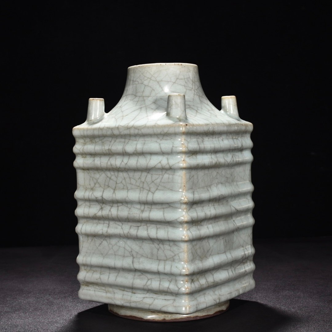 Song Dynasty official kiln celadon dazzling pattern five-pot bottle