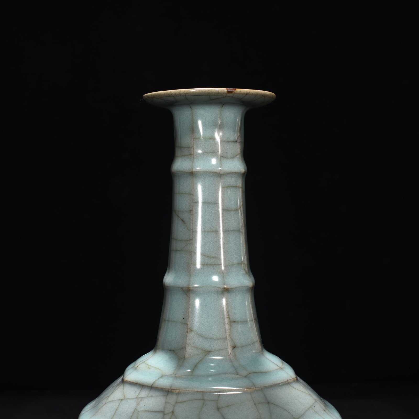 Song Dynasty official kiln celadon dazzling pattern octagonal hammer vase