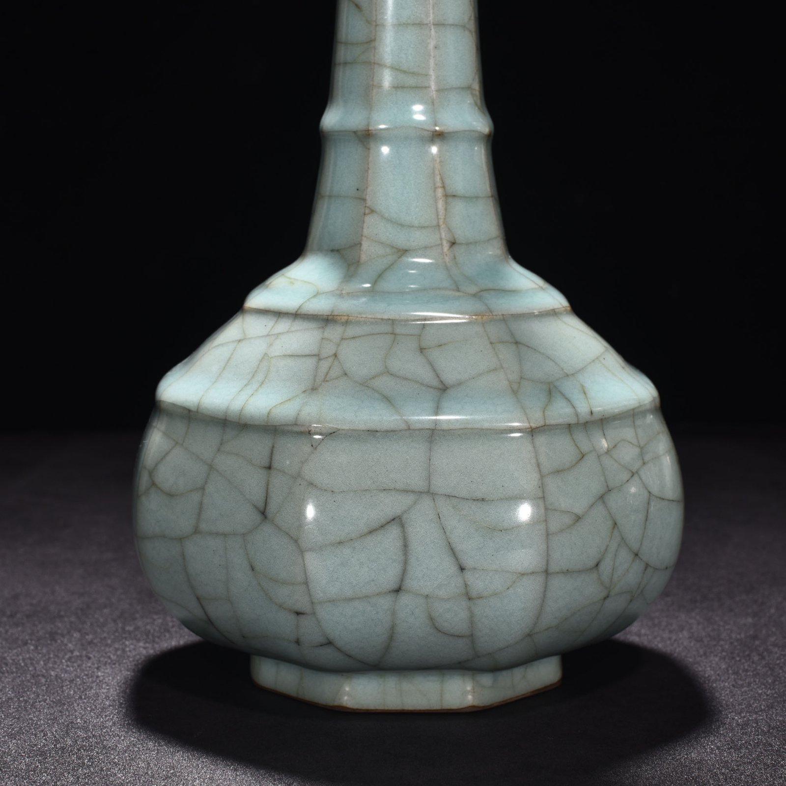 Song Dynasty official kiln celadon dazzling pattern octagonal hammer vase