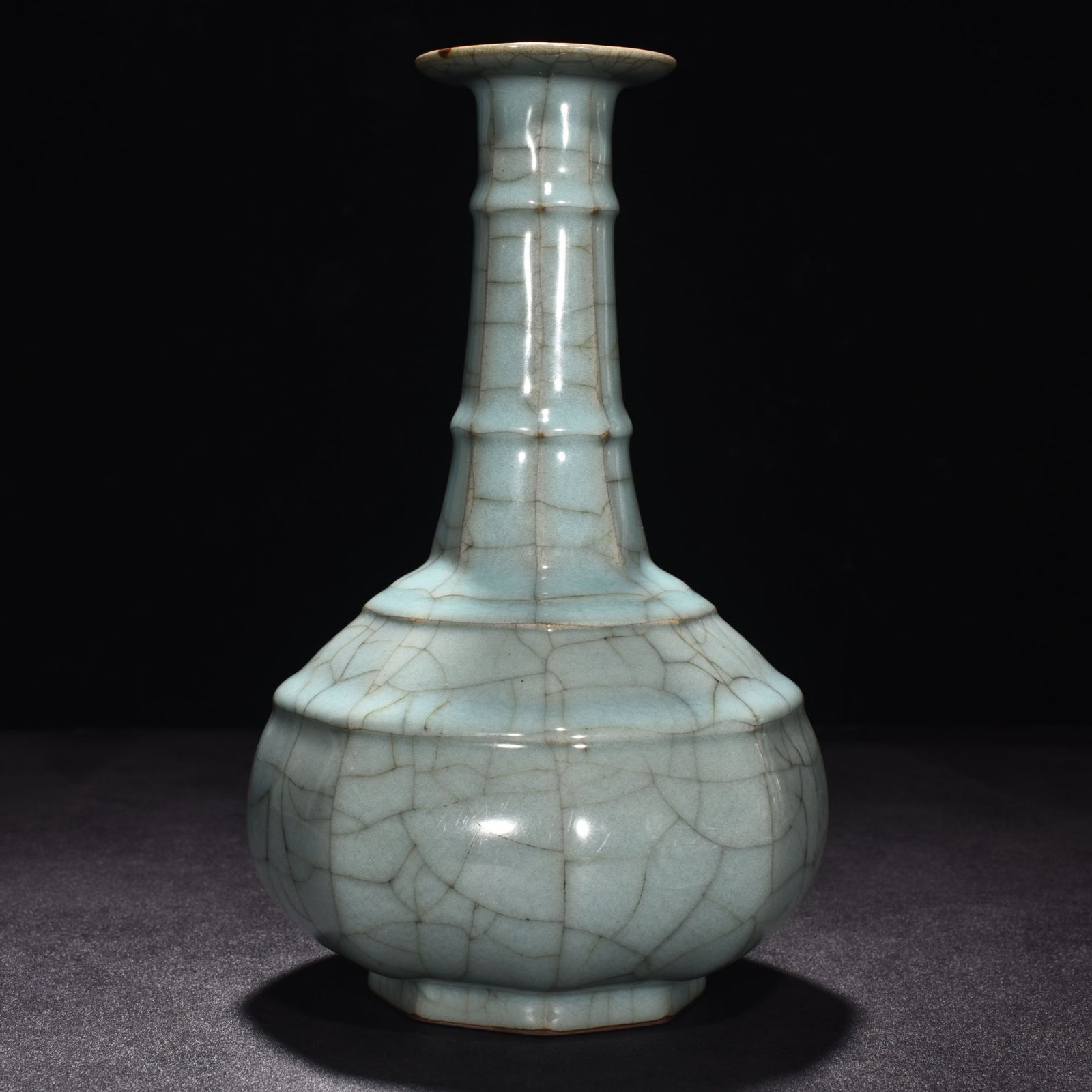 Song Dynasty official kiln celadon dazzling pattern octagonal hammer vase