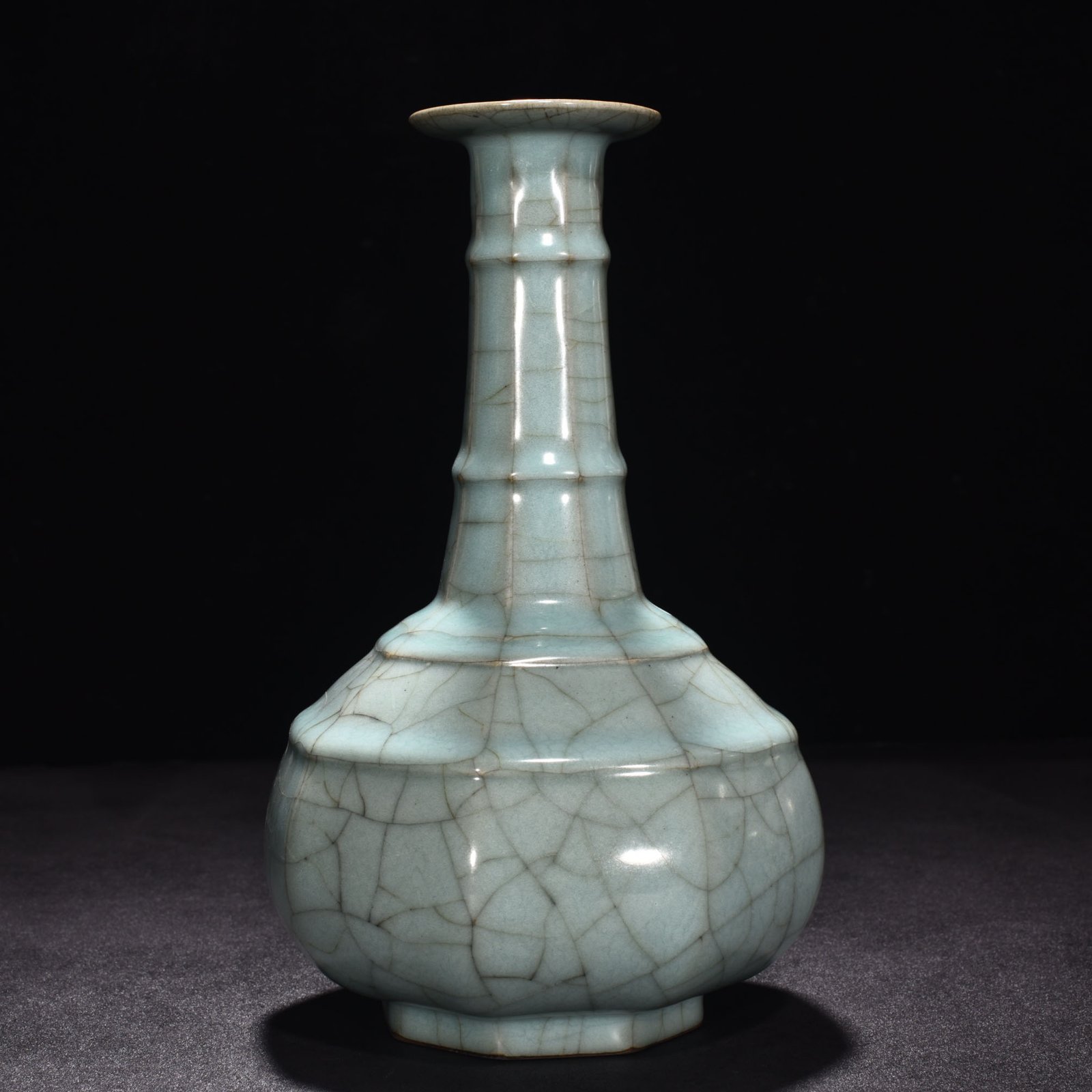 Song Dynasty official kiln celadon dazzling pattern octagonal hammer vase