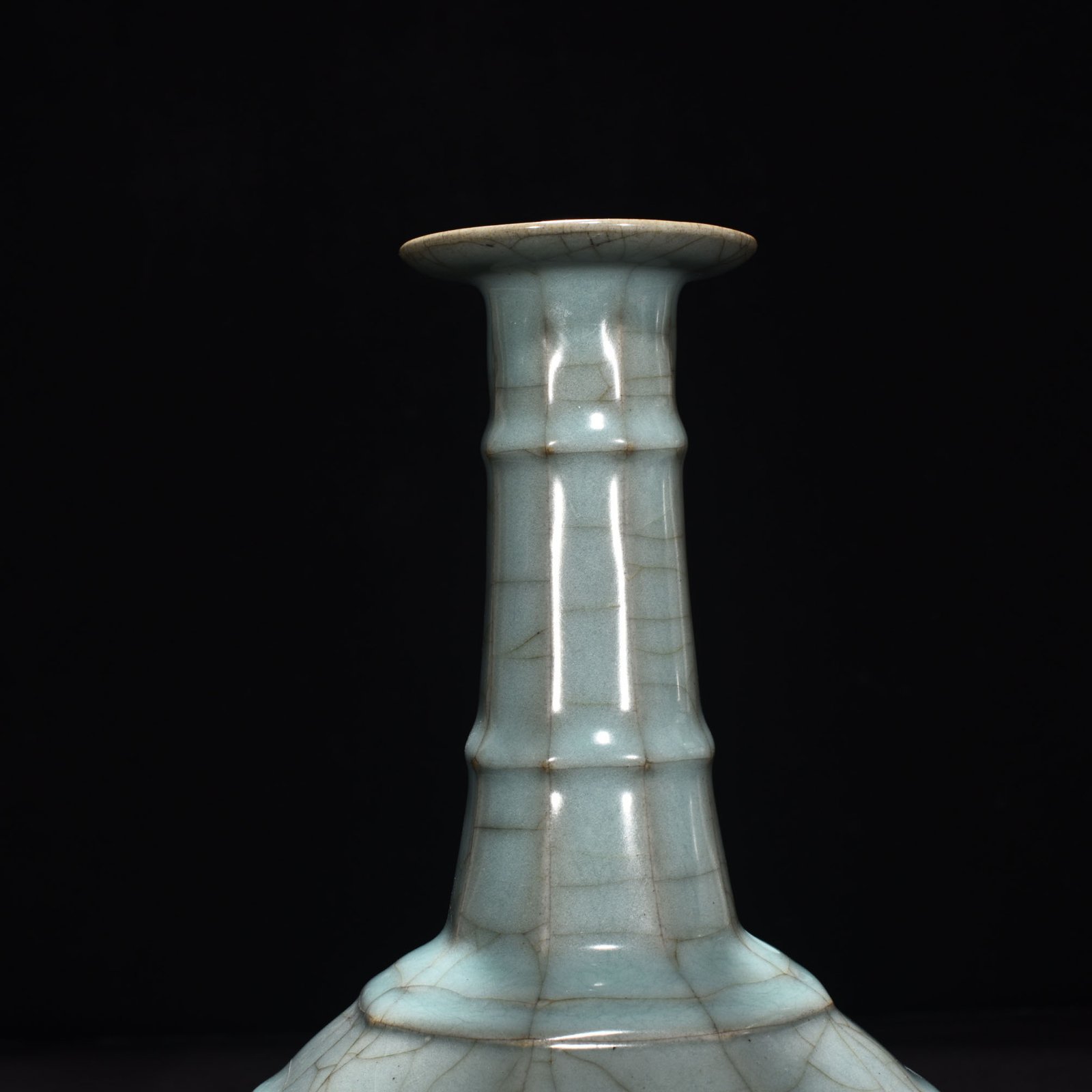 Song Dynasty official kiln celadon dazzling pattern octagonal hammer vase