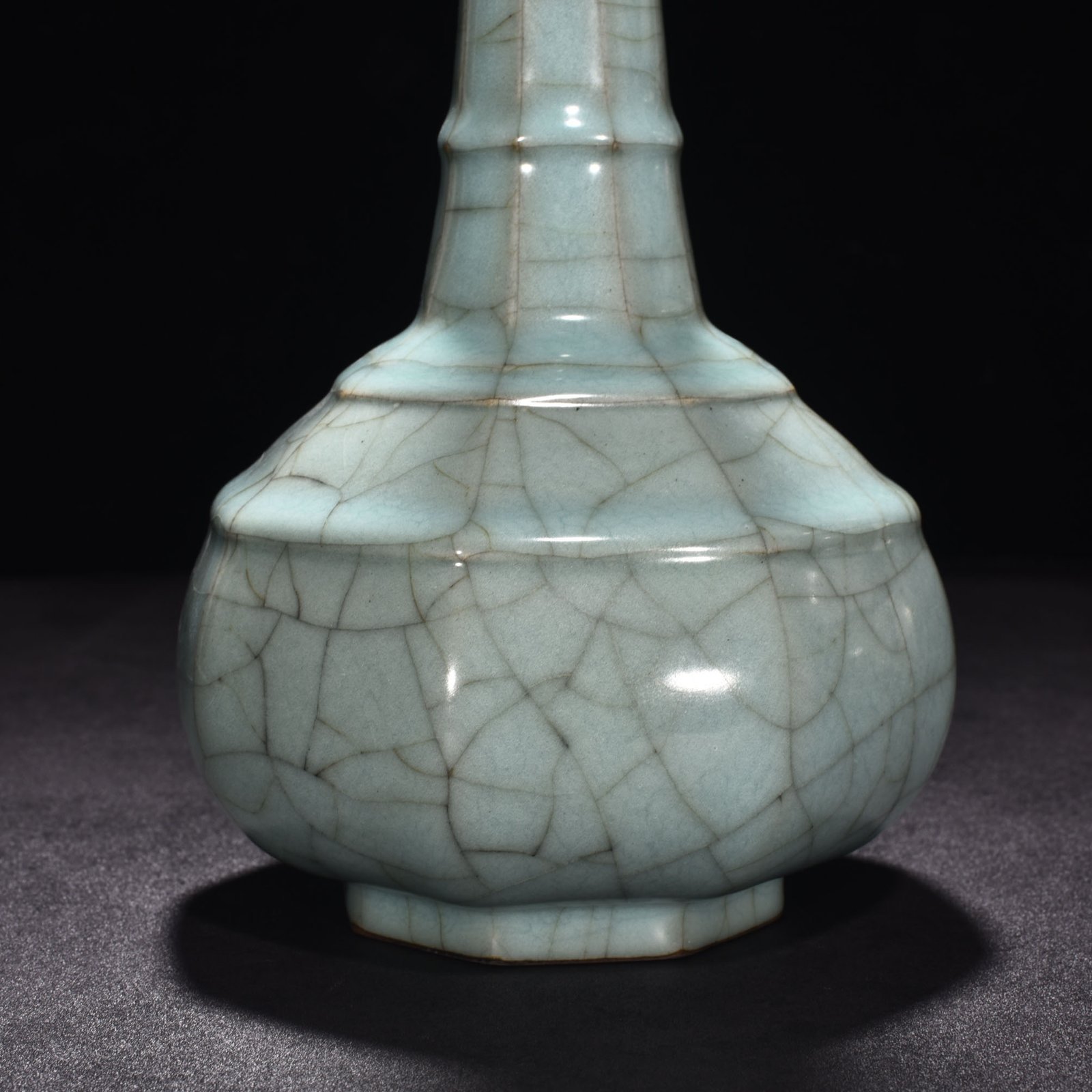 Song Dynasty official kiln celadon dazzling pattern octagonal hammer vase