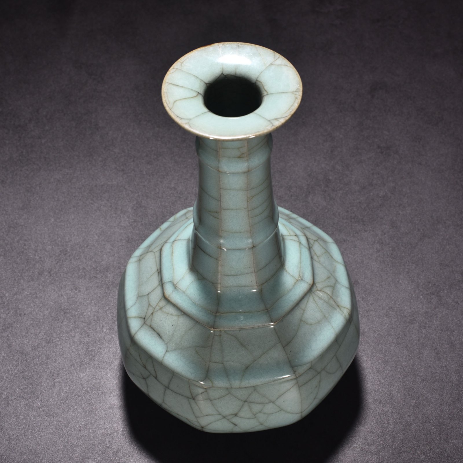 Song Dynasty official kiln celadon dazzling pattern octagonal hammer vase
