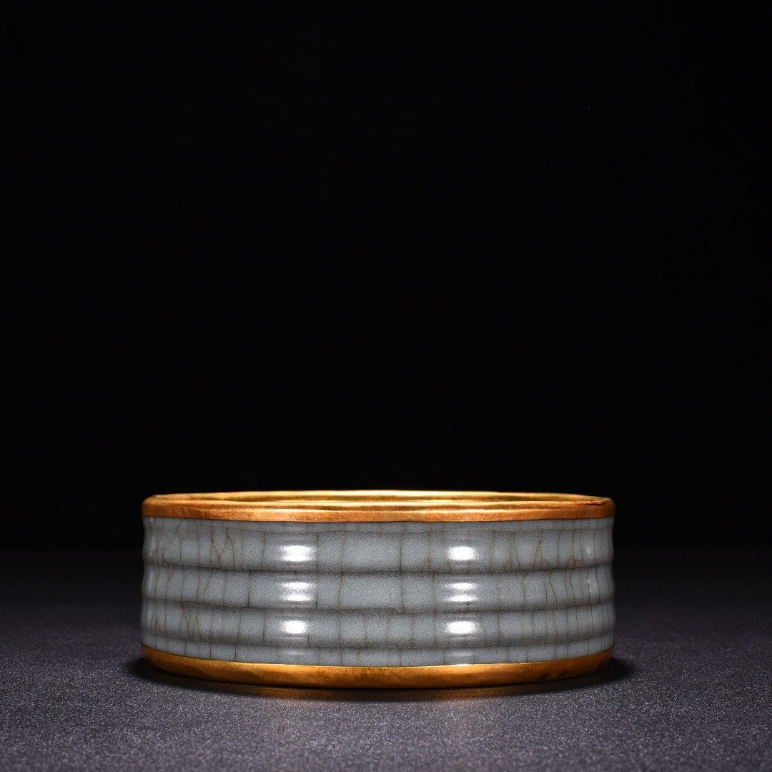Song Dynasty official kiln celadon dazzling pattern round wash