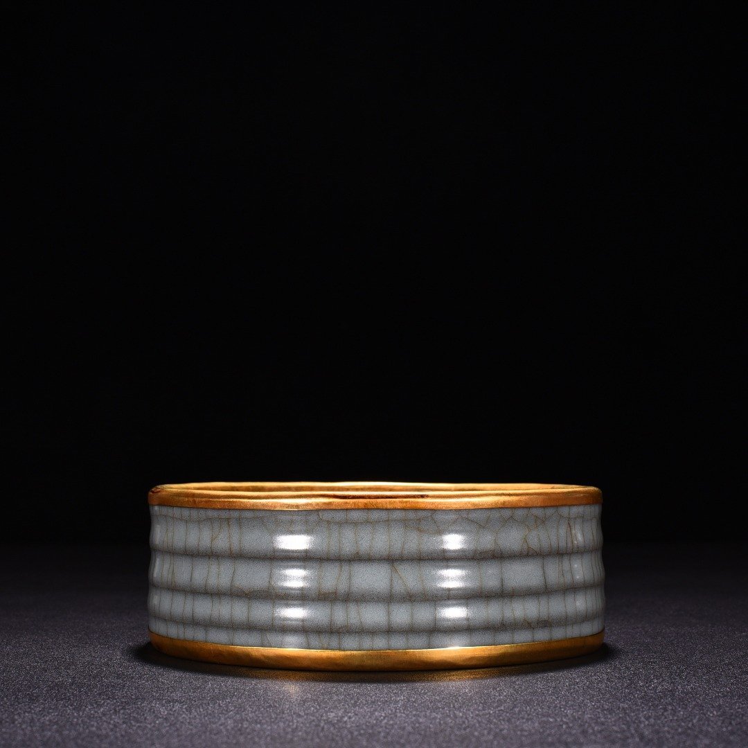 Song Dynasty official kiln celadon dazzling pattern round wash