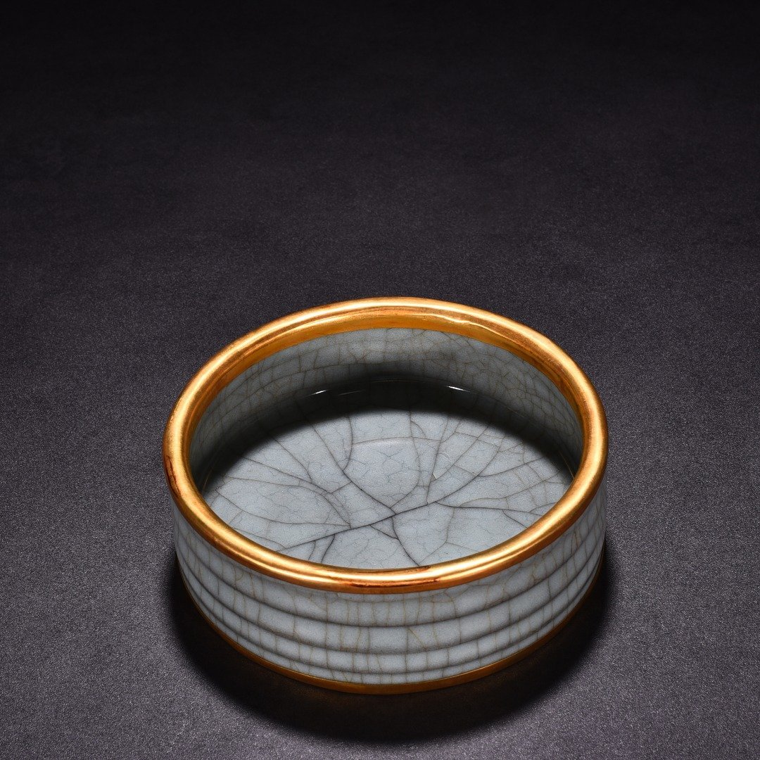 Song Dynasty official kiln celadon dazzling pattern round wash