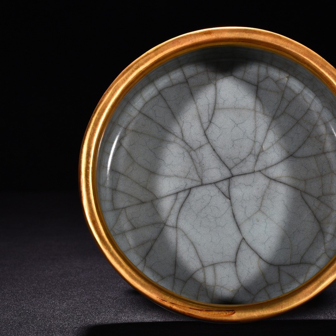 Song Dynasty official kiln celadon dazzling pattern round wash
