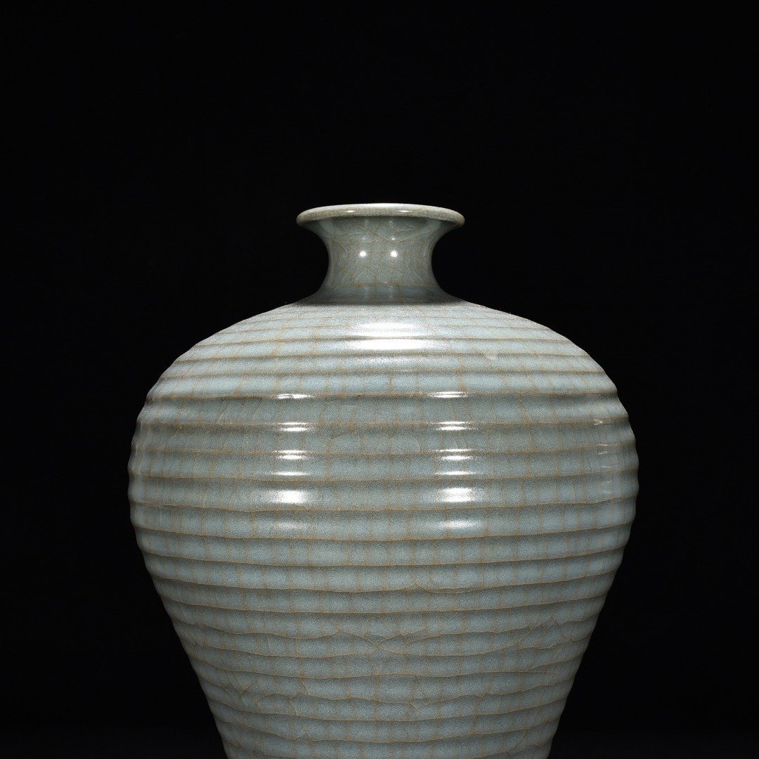 Song Dynasty official kiln celadon plum vase with dazzling pattern