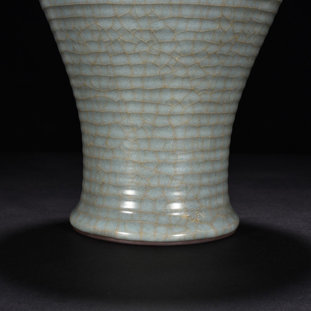 Song Dynasty official kiln celadon plum vase with dazzling pattern