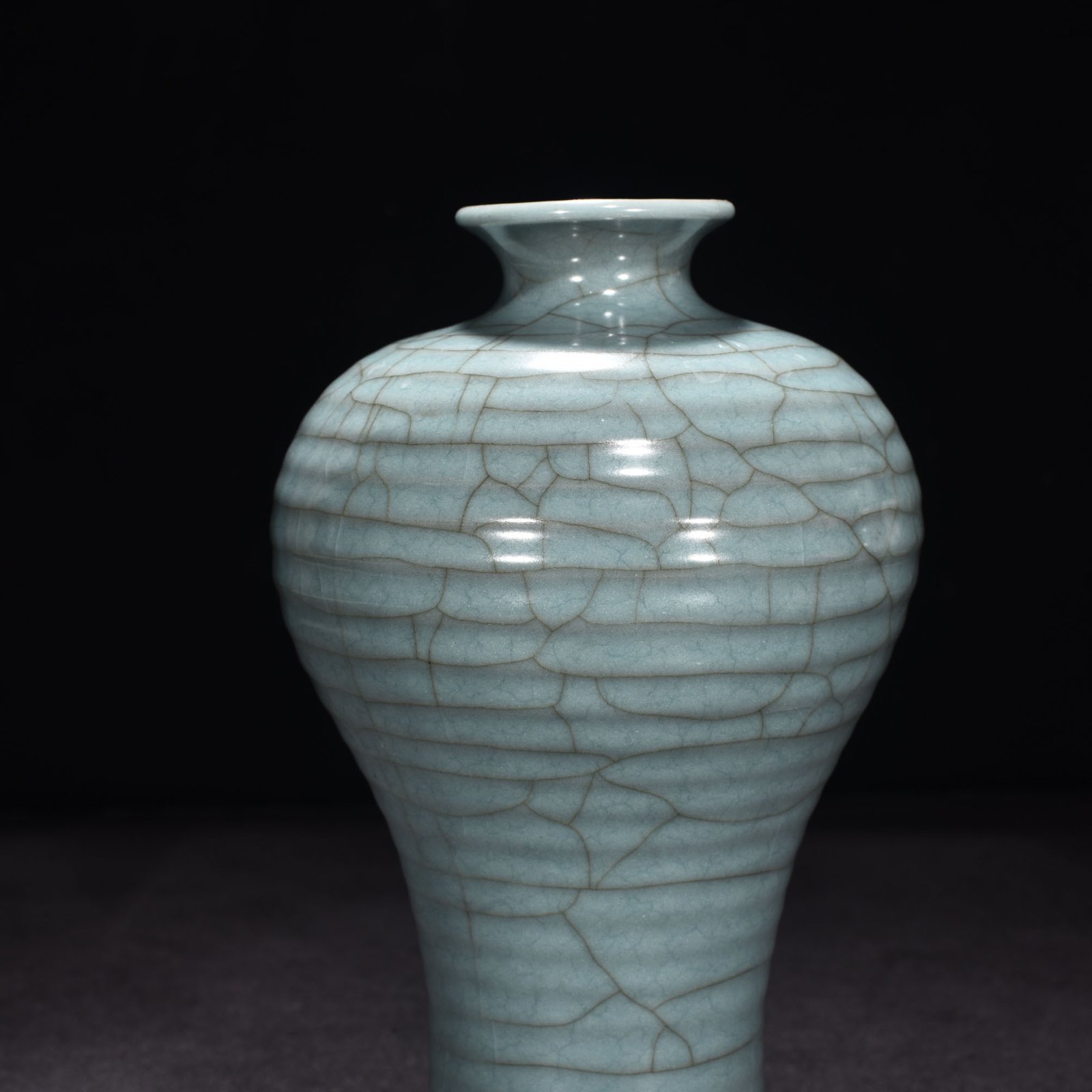 Song Dynasty official kiln celadon dazzling pattern plum vase