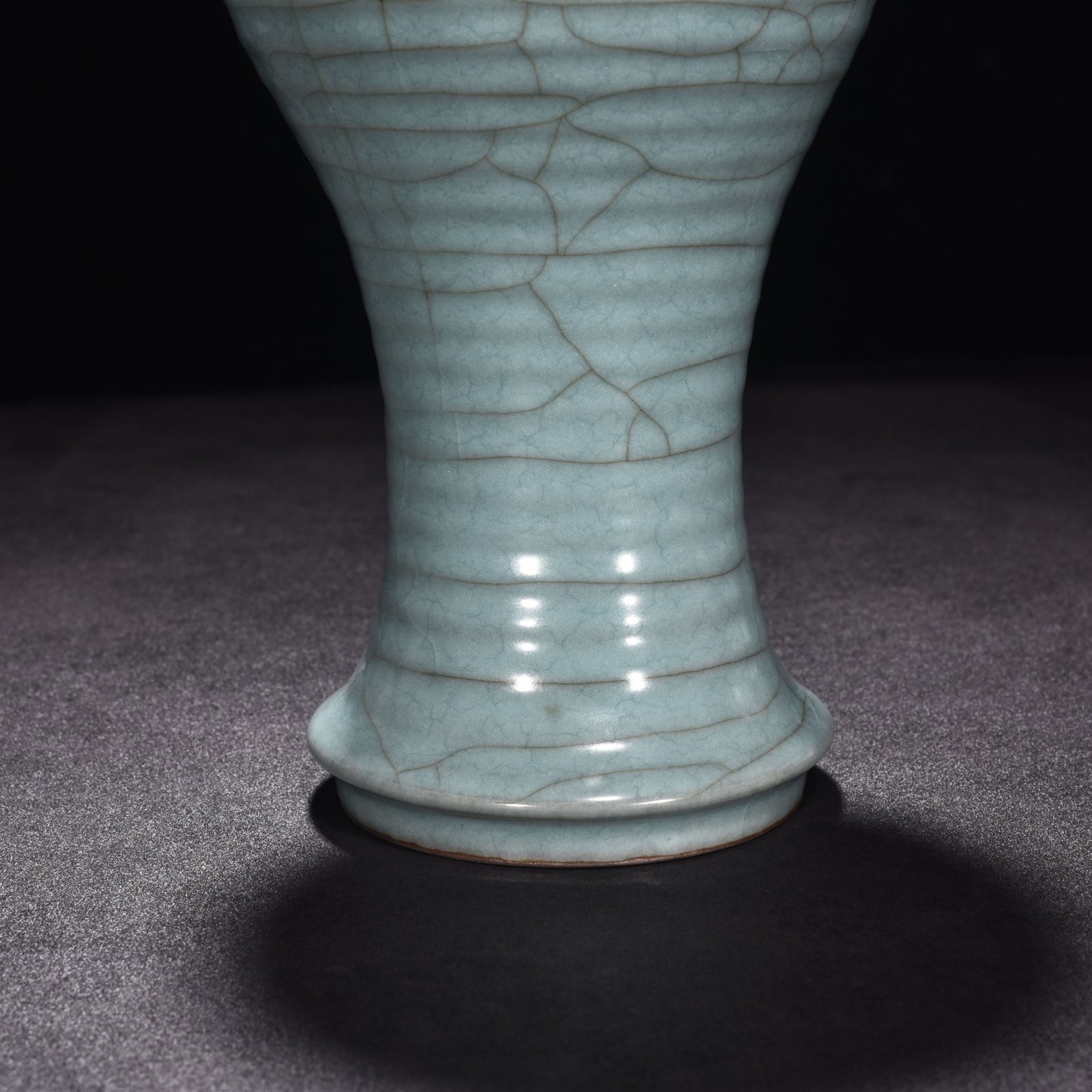 Song Dynasty official kiln celadon dazzling pattern plum vase