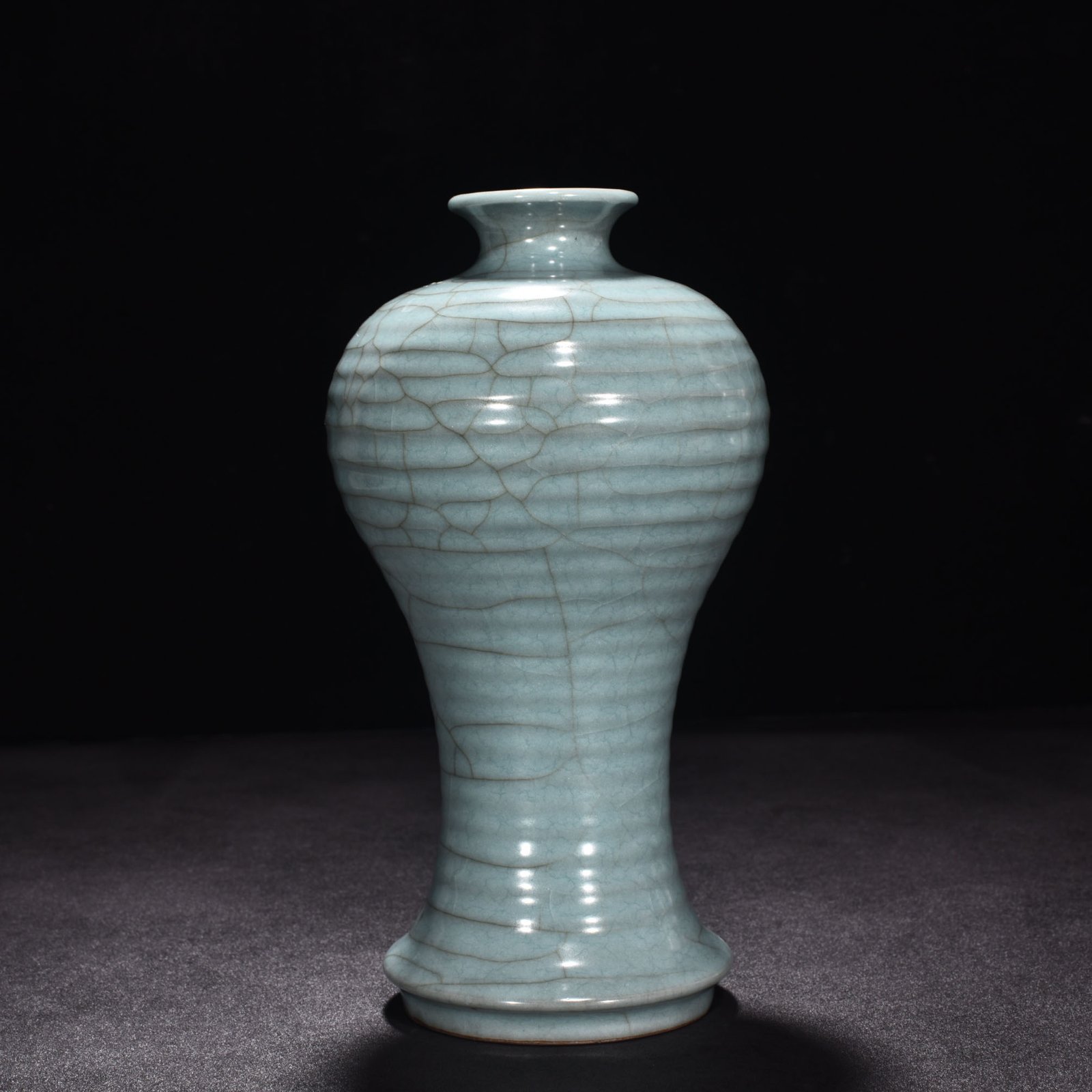 Song Dynasty official kiln celadon dazzling pattern plum vase