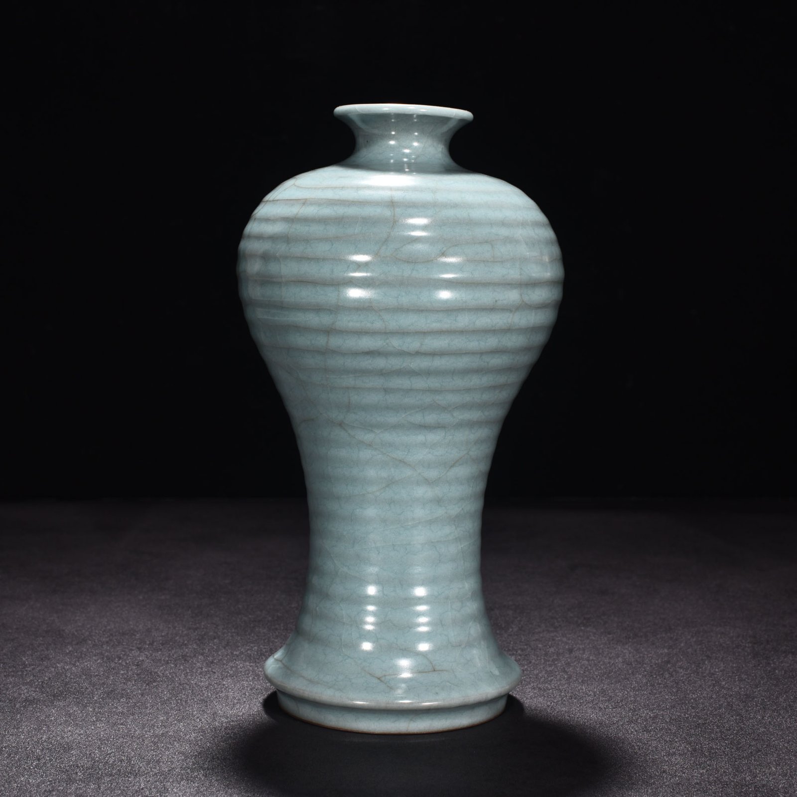 Song Dynasty official kiln celadon dazzling pattern plum vase