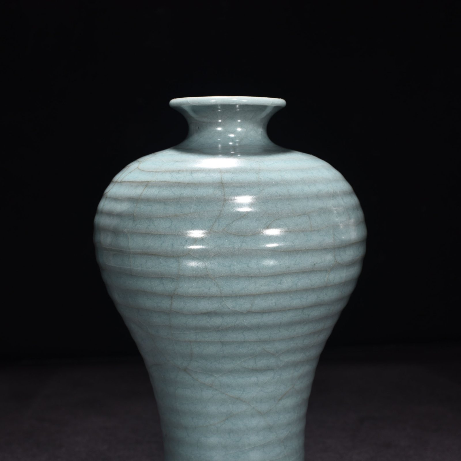 Song Dynasty official kiln celadon dazzling pattern plum vase