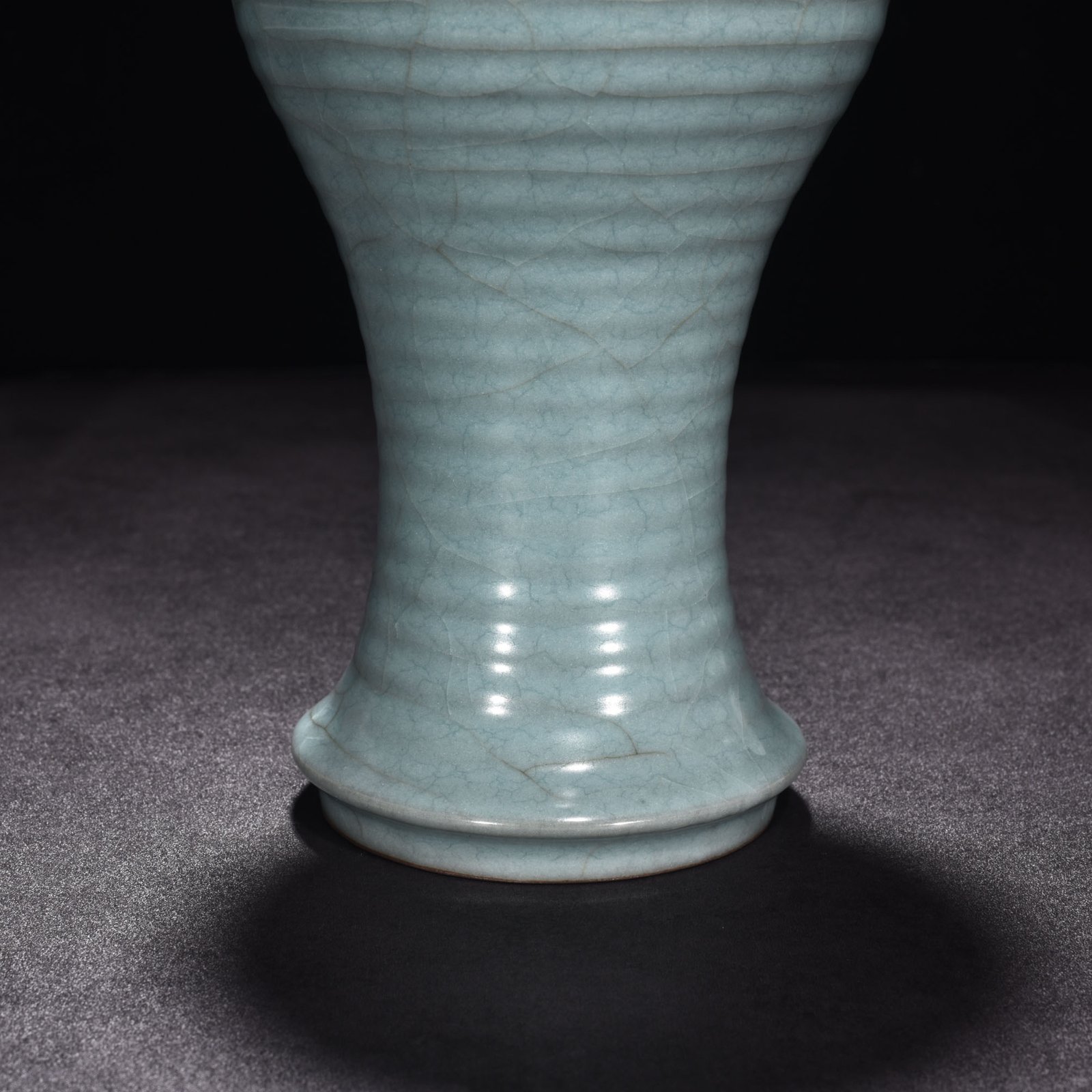 Song Dynasty official kiln celadon dazzling pattern plum vase
