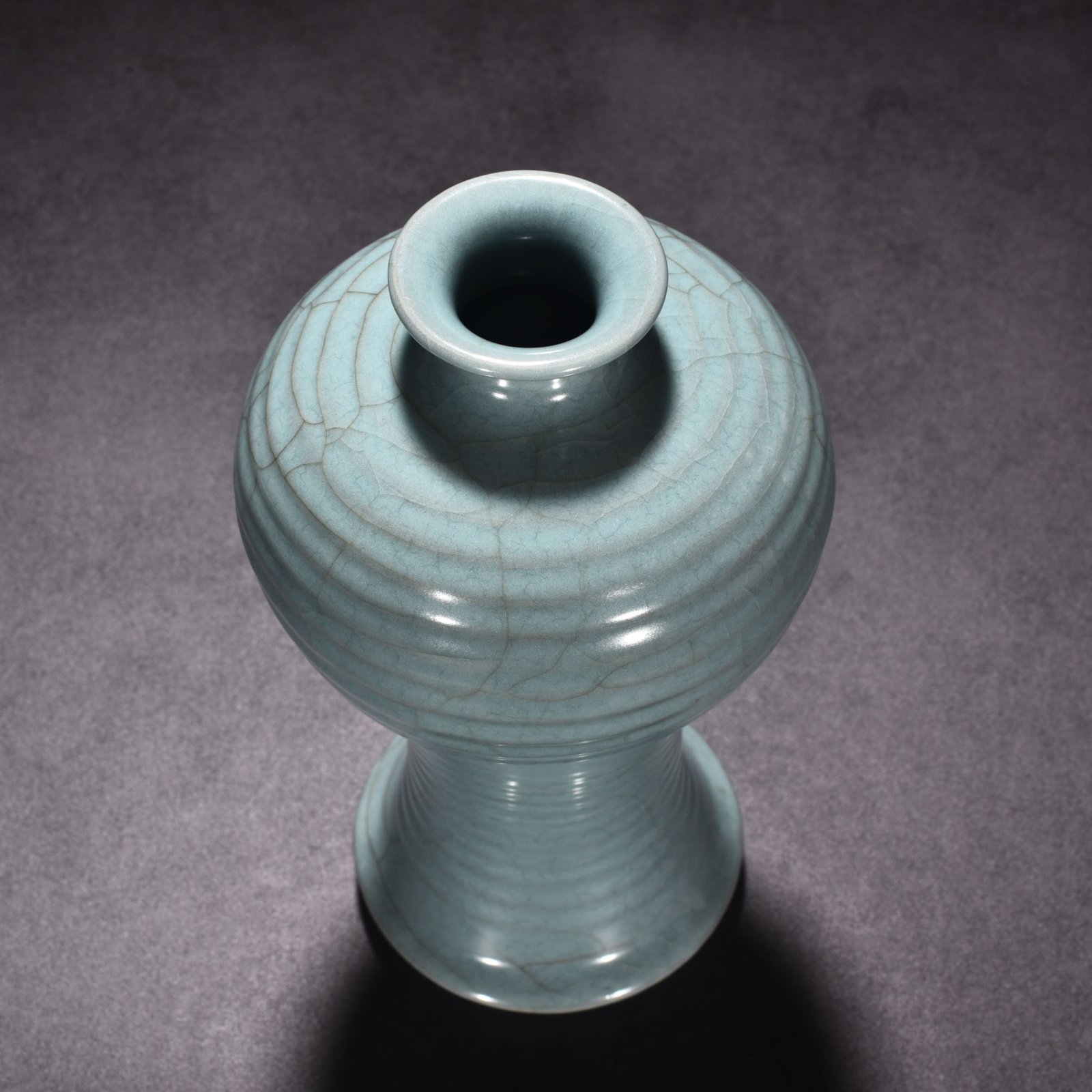Song Dynasty official kiln celadon dazzling pattern plum vase