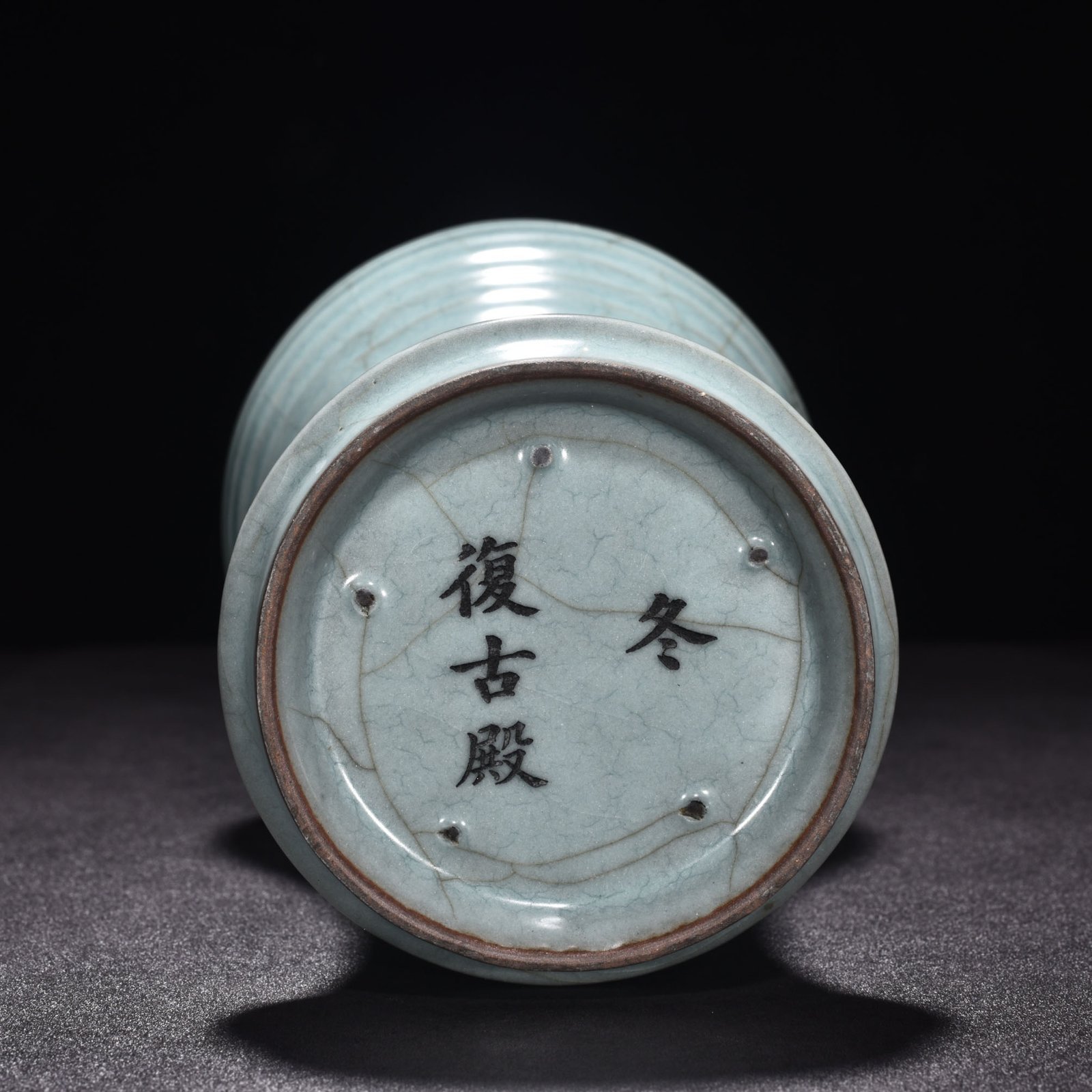 Song Dynasty official kiln celadon dazzling pattern plum vase