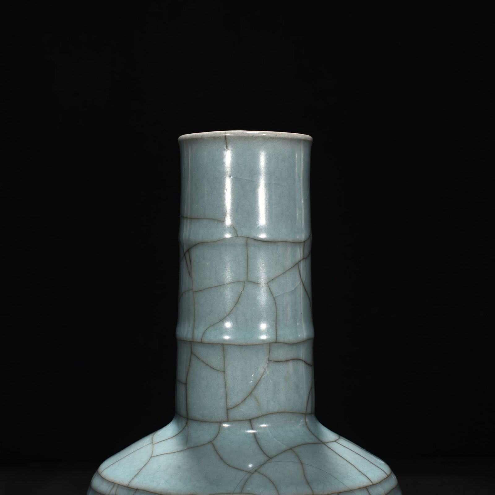 Song Dynasty official kiln celadon dazzling pattern hammer vase