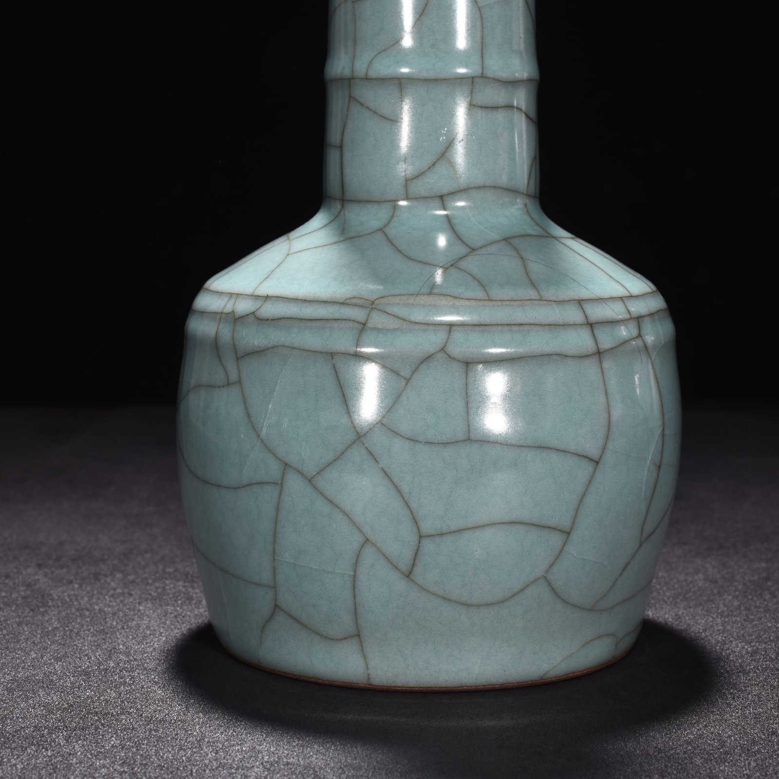 Song Dynasty official kiln celadon dazzling pattern hammer vase