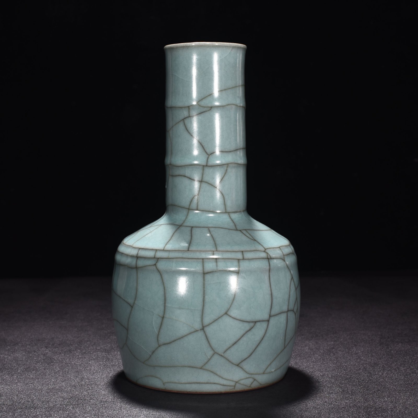 Song Dynasty official kiln celadon dazzling pattern hammer vase
